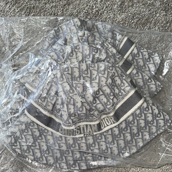 BUCKET HAT - Picture 3 of 4